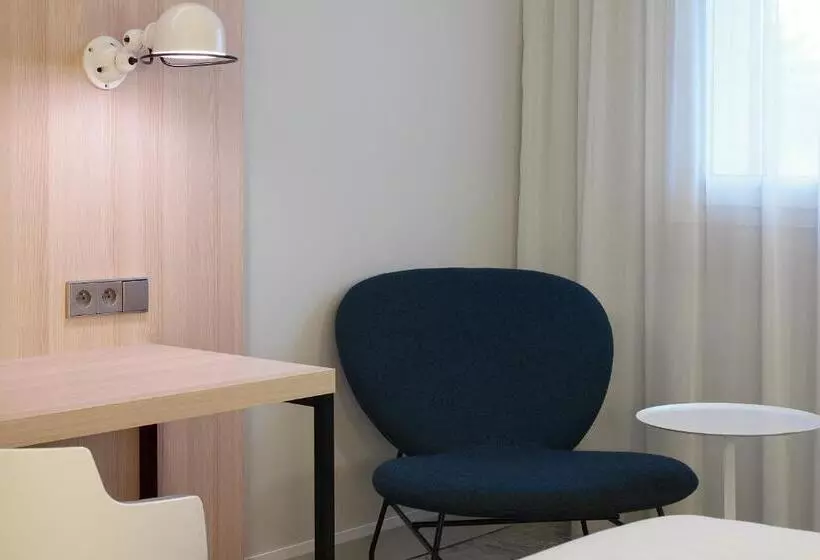اتاق سوپریور با تخت بزرگ, The Jangle Hotel   Paris   Charles De Gaulle   Airport