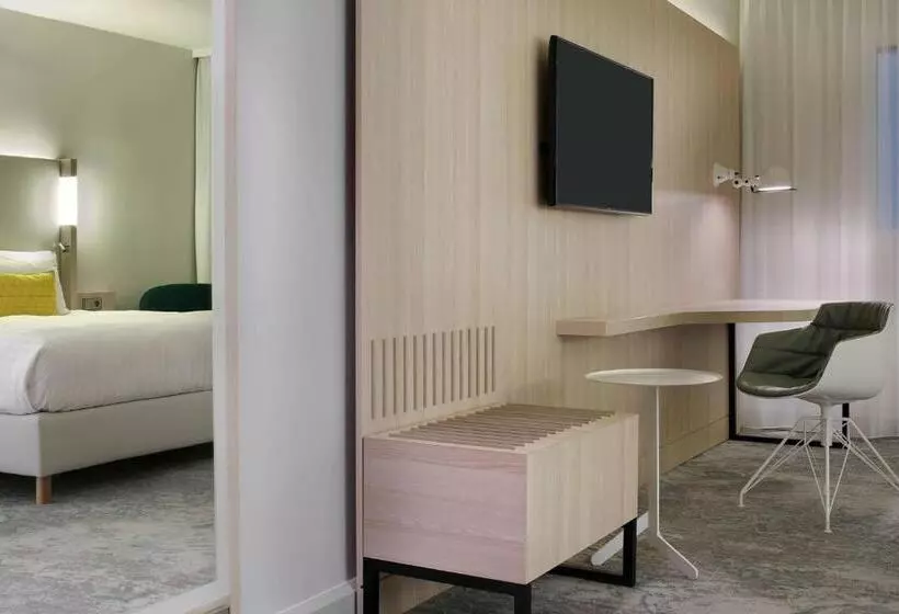 اتاق سوپریور با تخت بزرگ, The Jangle Hotel   Paris   Charles De Gaulle   Airport