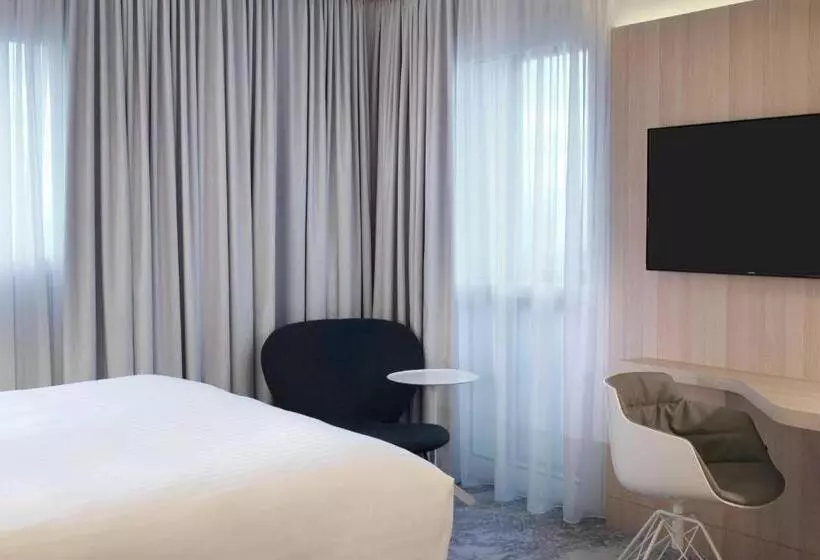 اتاق سوپریور با تخت بزرگ, The Jangle Hotel   Paris   Charles De Gaulle   Airport