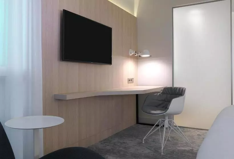 اتاق استاندارد با تخت بزرگ, The Jangle Hotel   Paris   Charles De Gaulle   Airport