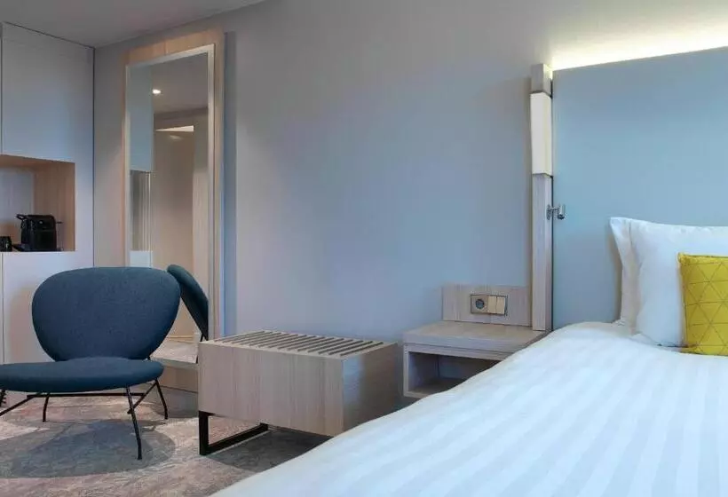 اتاق استاندارد با تخت بزرگ, The Jangle Hotel   Paris   Charles De Gaulle   Airport