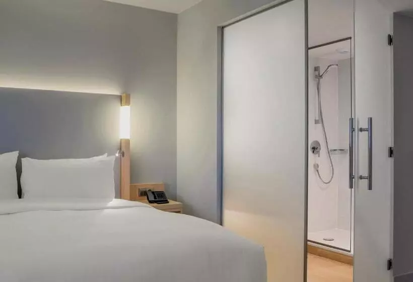 اتاق استاندارد با تخت بزرگ, The Jangle Hotel   Paris   Charles De Gaulle   Airport