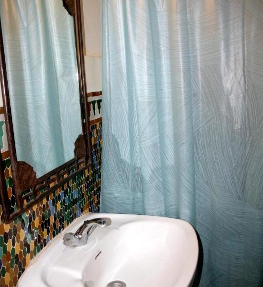 اتاق استاندارد سه نفره, Riad El Ghalia