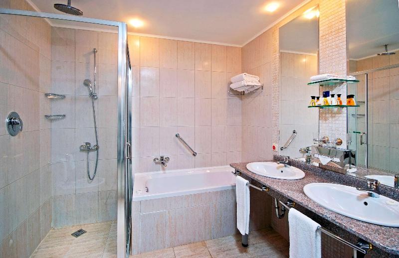 可看到停车场的标准间, Melia Grand Hermitage All Inclusive