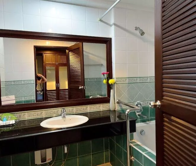 اتاق لوکس سه تخته, Samui First House