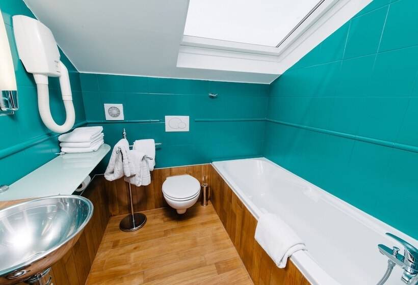 جناح جونيور, Atypik