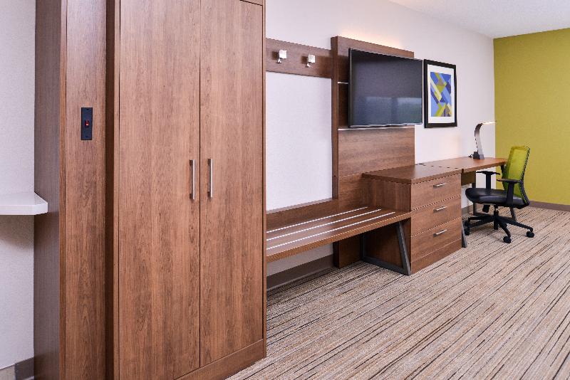 带大床的标准间, Holiday Inn Express Hotel & Suites Tampa Anderson Road Veterans Exp, An Ihg