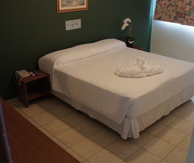 غرفة قياسية ثلاثية, Lider Palace