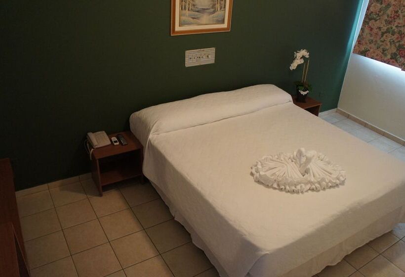 غرفة قياسية ثلاثية, Lider Palace