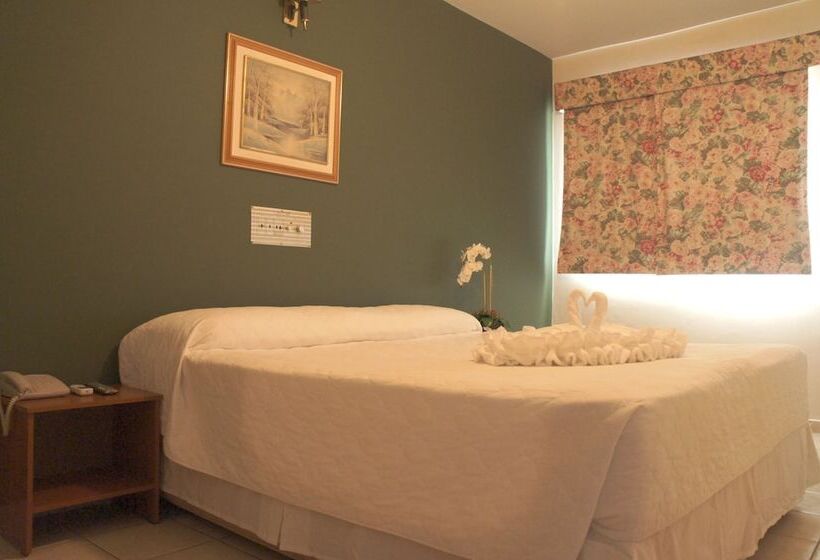 غرفة قياسية ثلاثية, Lider Palace