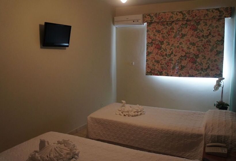 غرفة قياسية رباعية, Lider Palace