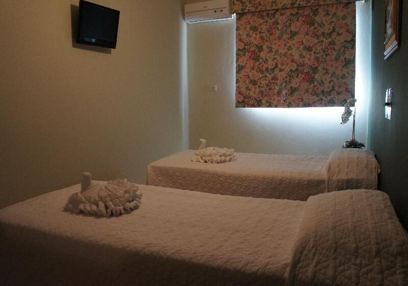 غرفة قياسية ثلاثية, Lider Palace