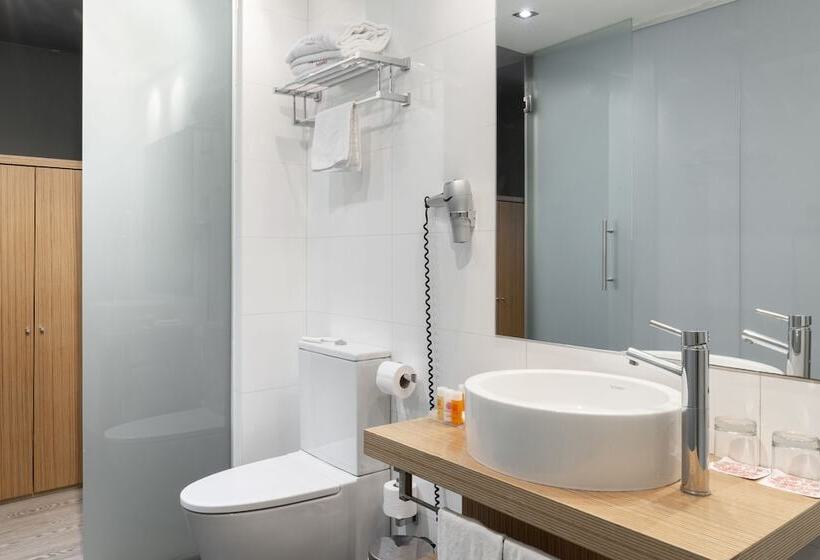 اتاق استاندارد چهار تخته, Petit Palace Alcala