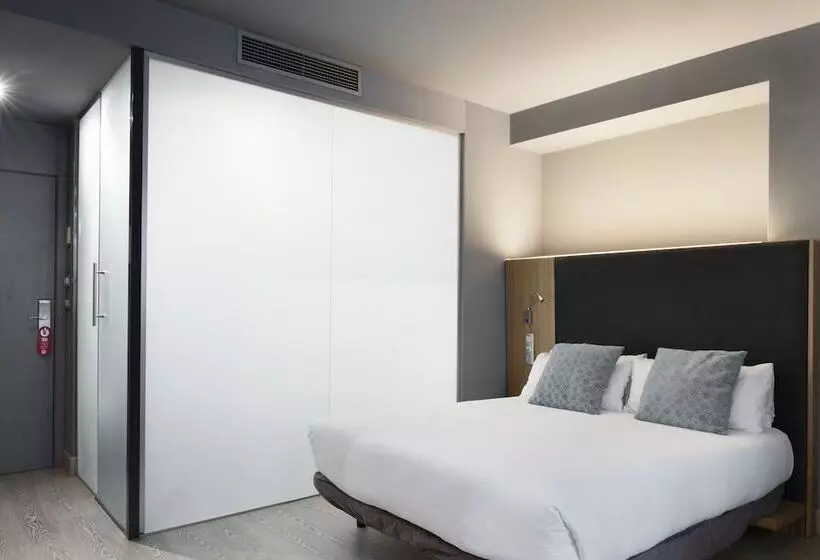 اتاق استاندارد چهار تخته, Petit Palace Alcala