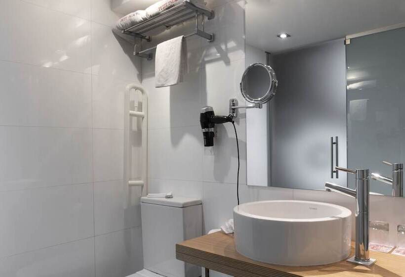 اتاق استاندارد سه نفره, Petit Palace Alcala