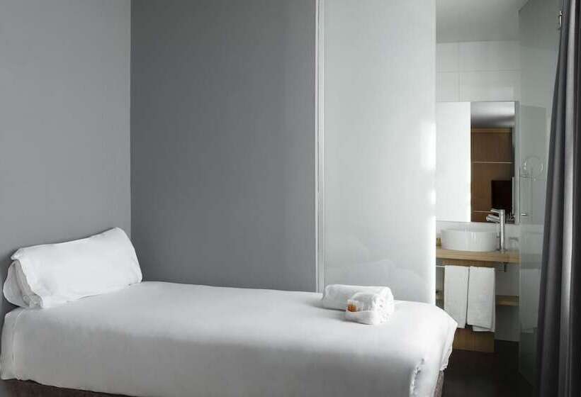 اتاق استاندارد سه نفره, Petit Palace Alcala