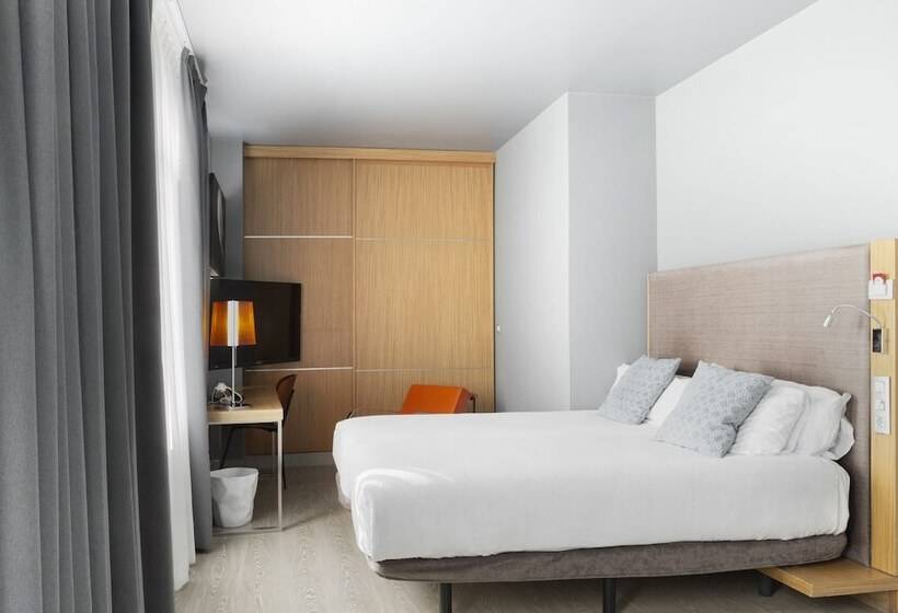 اتاق استاندارد سه نفره, Petit Palace Alcala