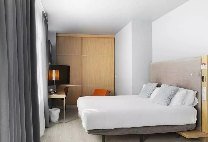 اتاق استاندارد سه نفره, Petit Palace Alcala