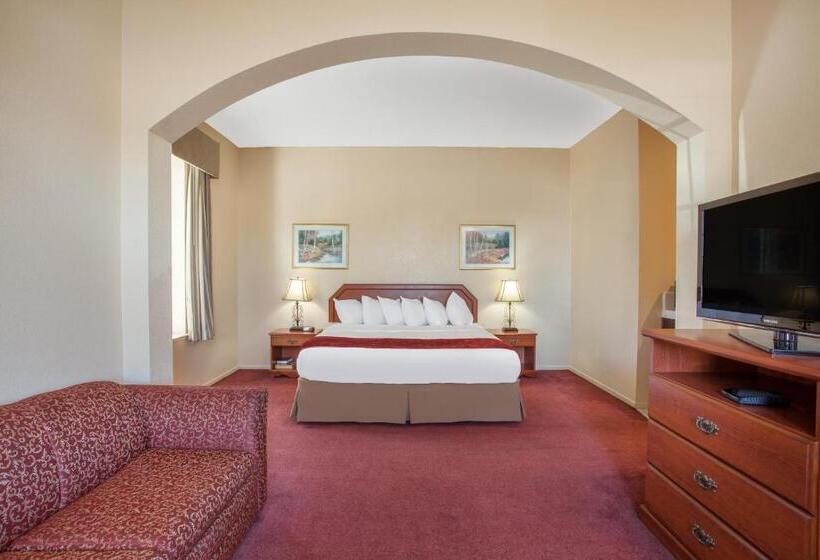 キングサイズベッドのデラックススイート, Ramada By Wyndham Fresno Northwest