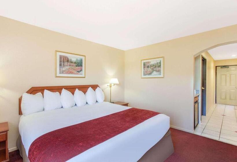 キングサイズベッドのデラックススイート, Ramada By Wyndham Fresno Northwest