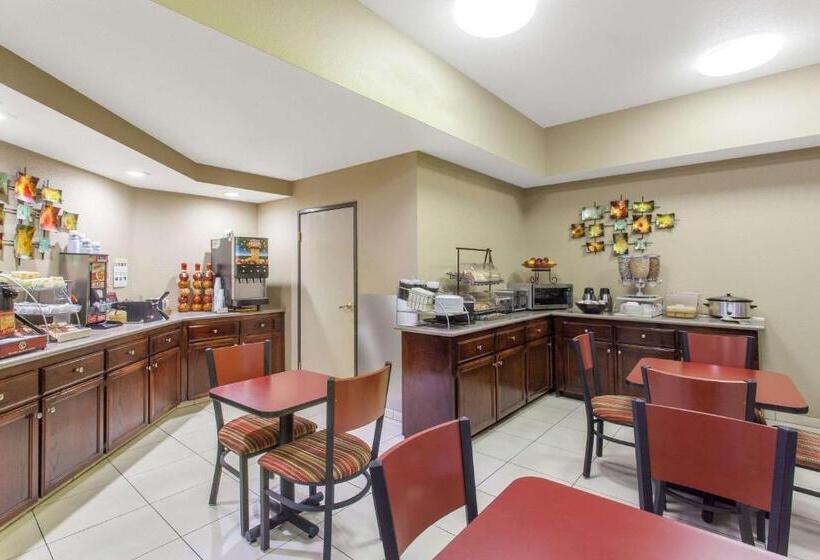 キングサイズベッドのデラックススイート, Ramada By Wyndham Fresno Northwest