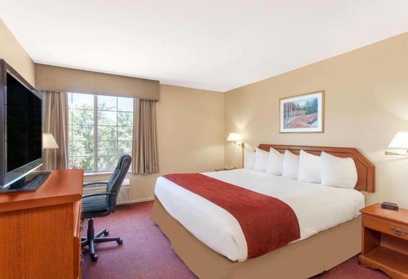 キングサイズベッドのスタンダードルーム, Ramada By Wyndham Fresno Northwest