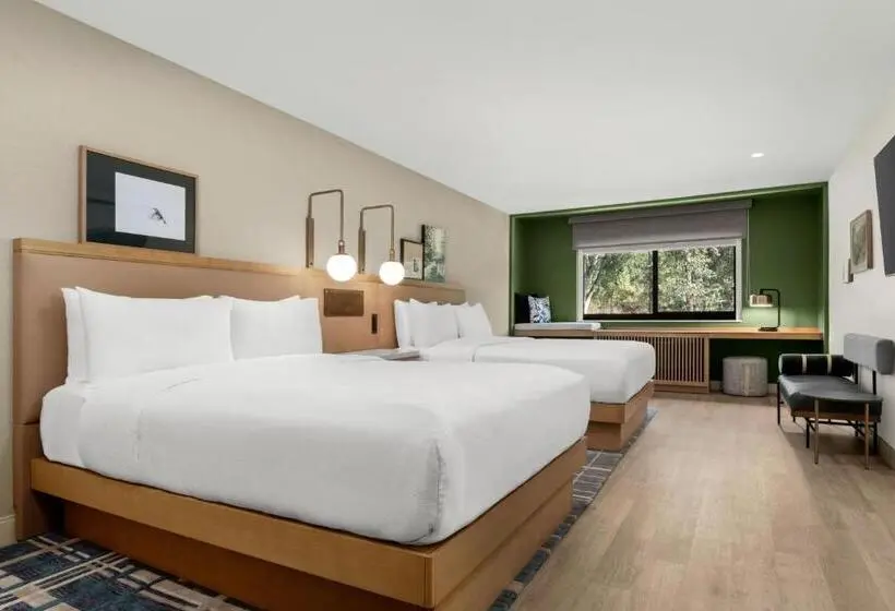 身障者適用クイーンサイズベッドルーム, The Inelle, Oakhurst Yosemite, A Tribute Portfolio