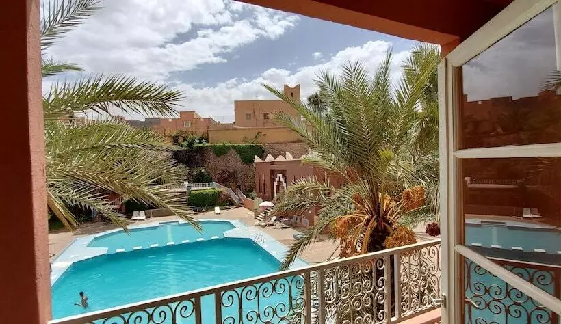 اتاق یک تخته با چشم‌انداز استخر, Farah El Janoub