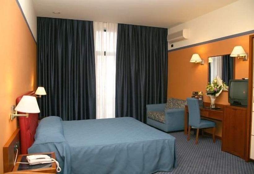 חדר קלאסי לשלושה, Gli Dei