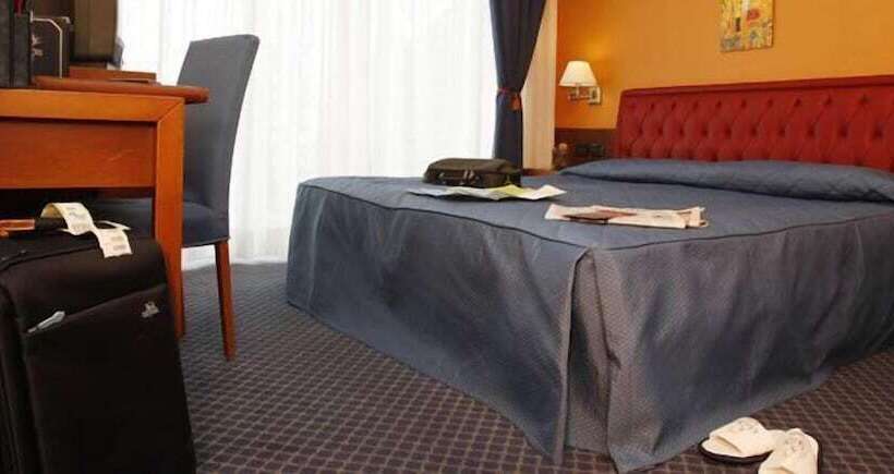 חדר קלאסי לשלושה, Gli Dei