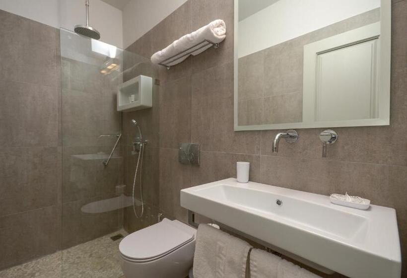 غرفة قياسية مطلّة علي البحر, Grotta