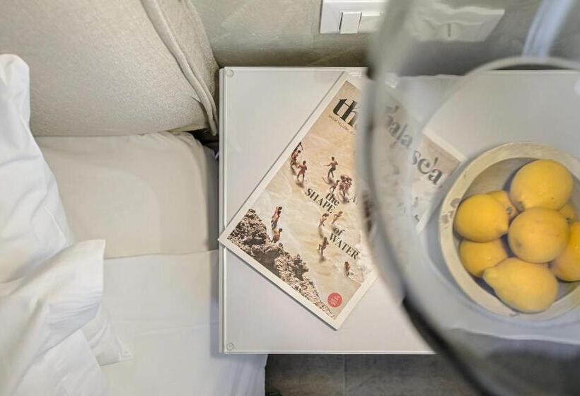 غرفة قياسية مطلّة علي البحر, Grotta