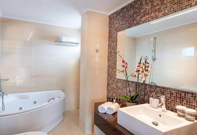 سوییت با چشم‌انداز دریا, High Beach Resort