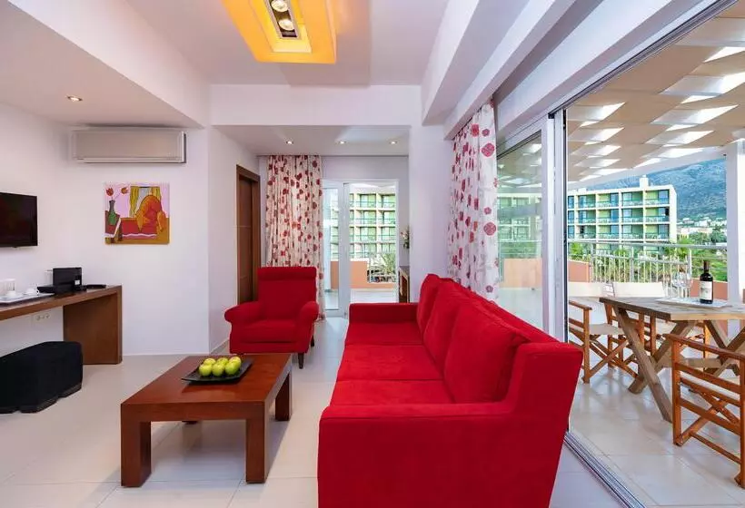 سوییت با چشم‌انداز دریا, High Beach Resort
