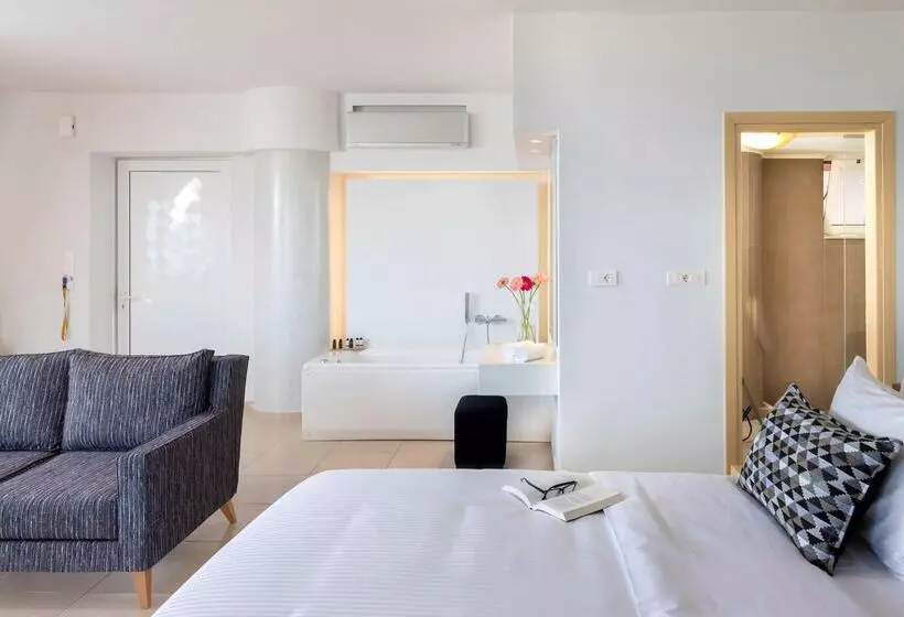 سوییت با چشم‌انداز دریا, High Beach Resort