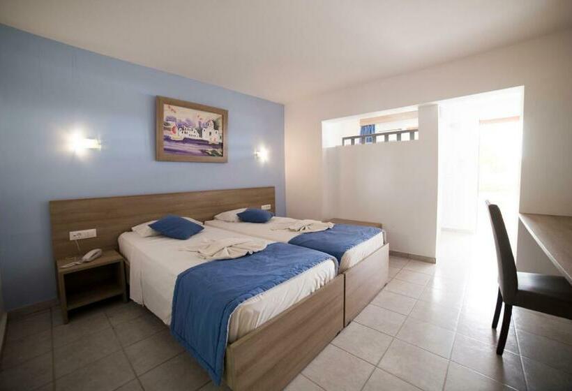 プールビューファミリールーム, Lardos Bay