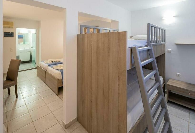 プールビューファミリールーム, Lardos Bay