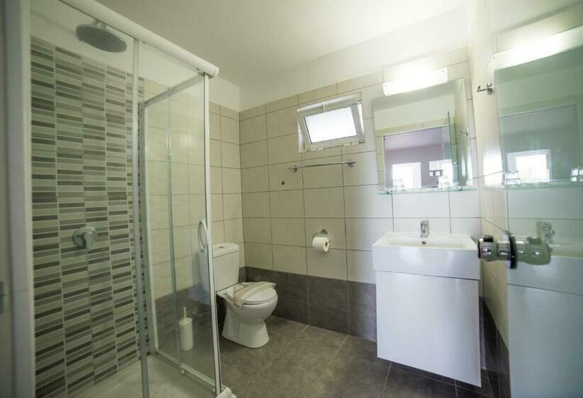 プールビューファミリールーム, Lardos Bay