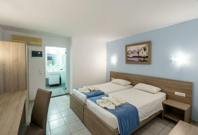 プールビューファミリールーム, Lardos Bay