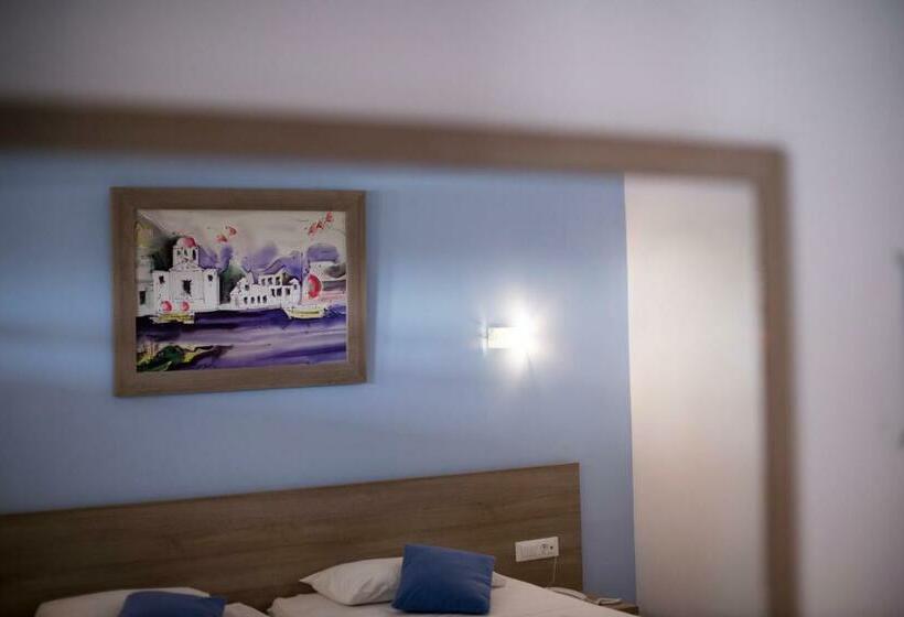 プールビューファミリールーム, Lardos Bay