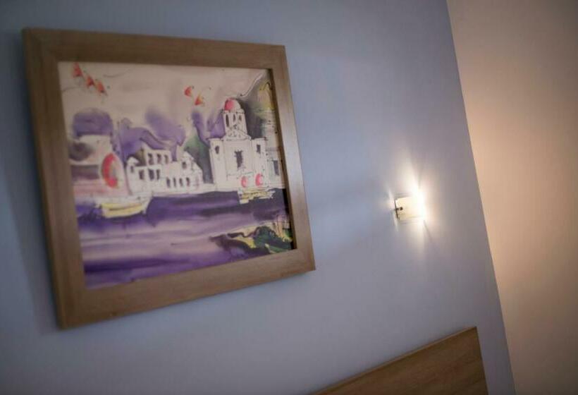 プールビューファミリールーム, Lardos Bay