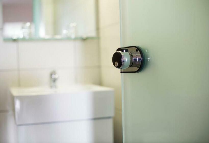 プールビューファミリールーム, Lardos Bay