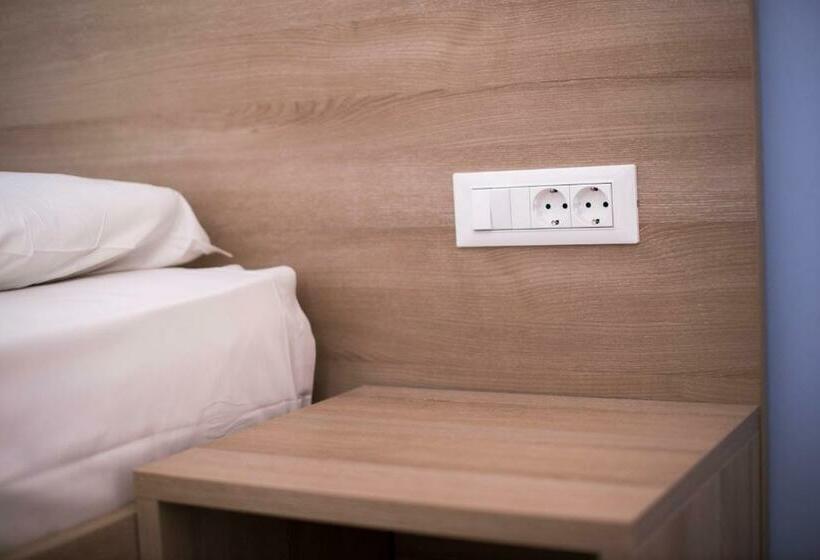 プールビューファミリールーム, Lardos Bay