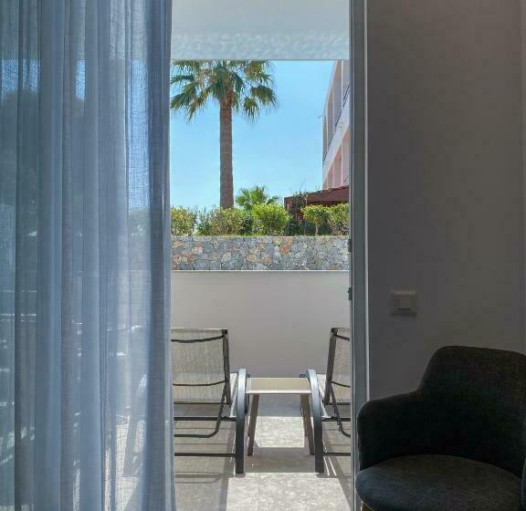 プール付きジュニアスイート, Lardos Bay