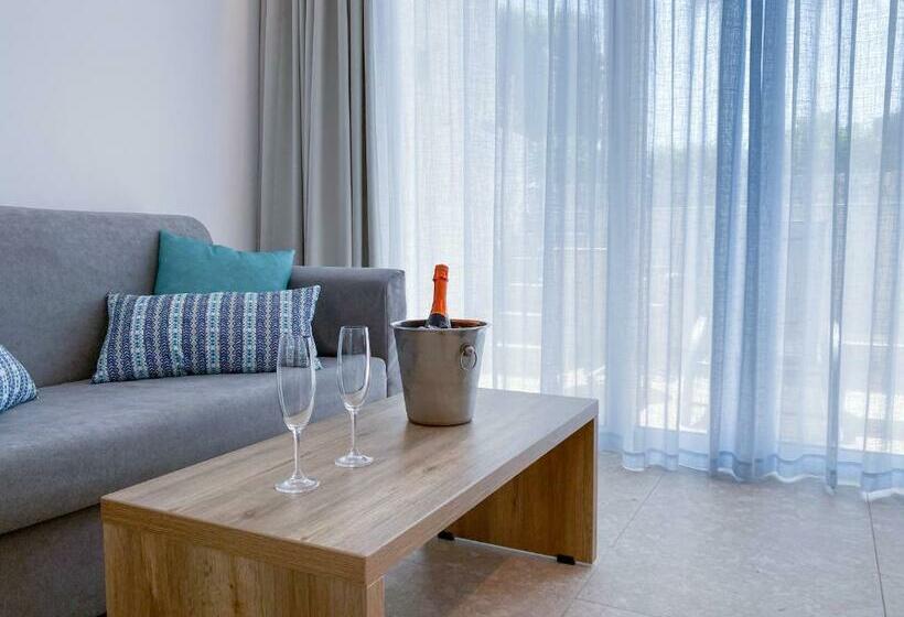 プール付きジュニアスイート, Lardos Bay