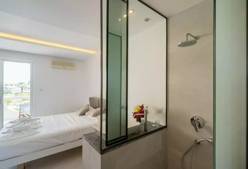 Deluxe-huone Allasnäkymä, Lardos Bay