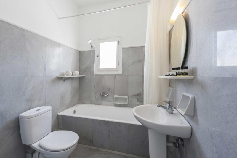 חדר סטנדרט לשלושה, Narges