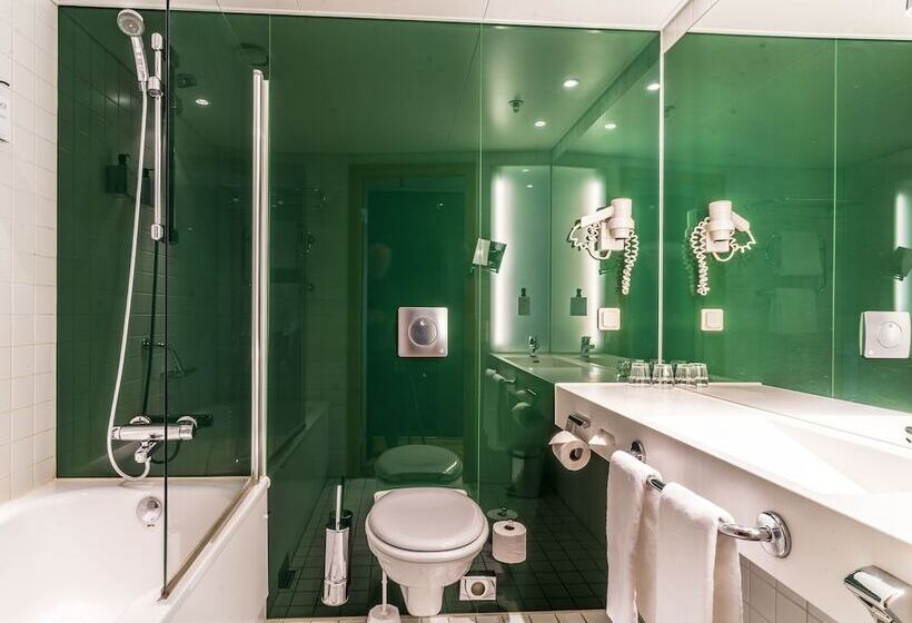 غرفة عائلية, Scandic Talk