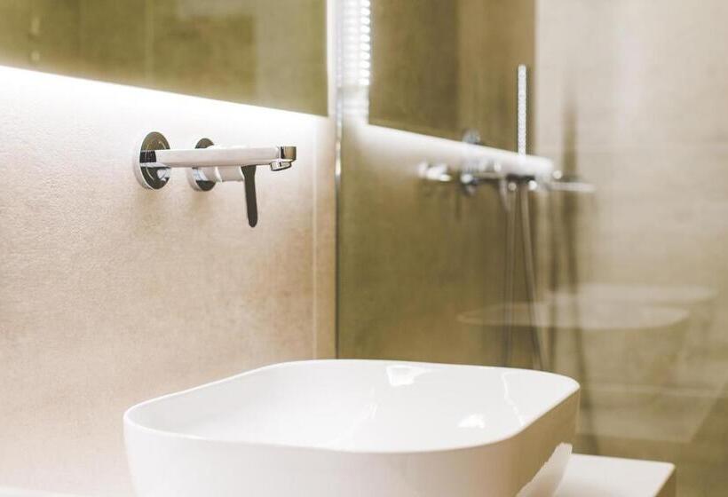 جناح جونيور مطلّ علي حمام السباحة, Super Paradise