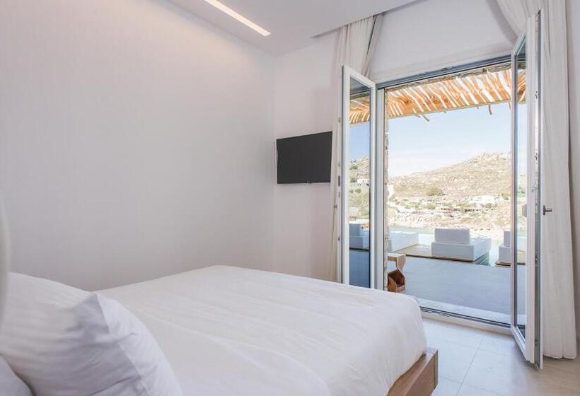 جناح جونيور مطلّ علي حمام السباحة, Super Paradise